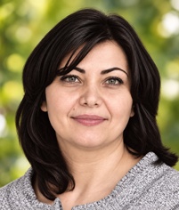 Potrait picture of Mina Kirkova on a green background